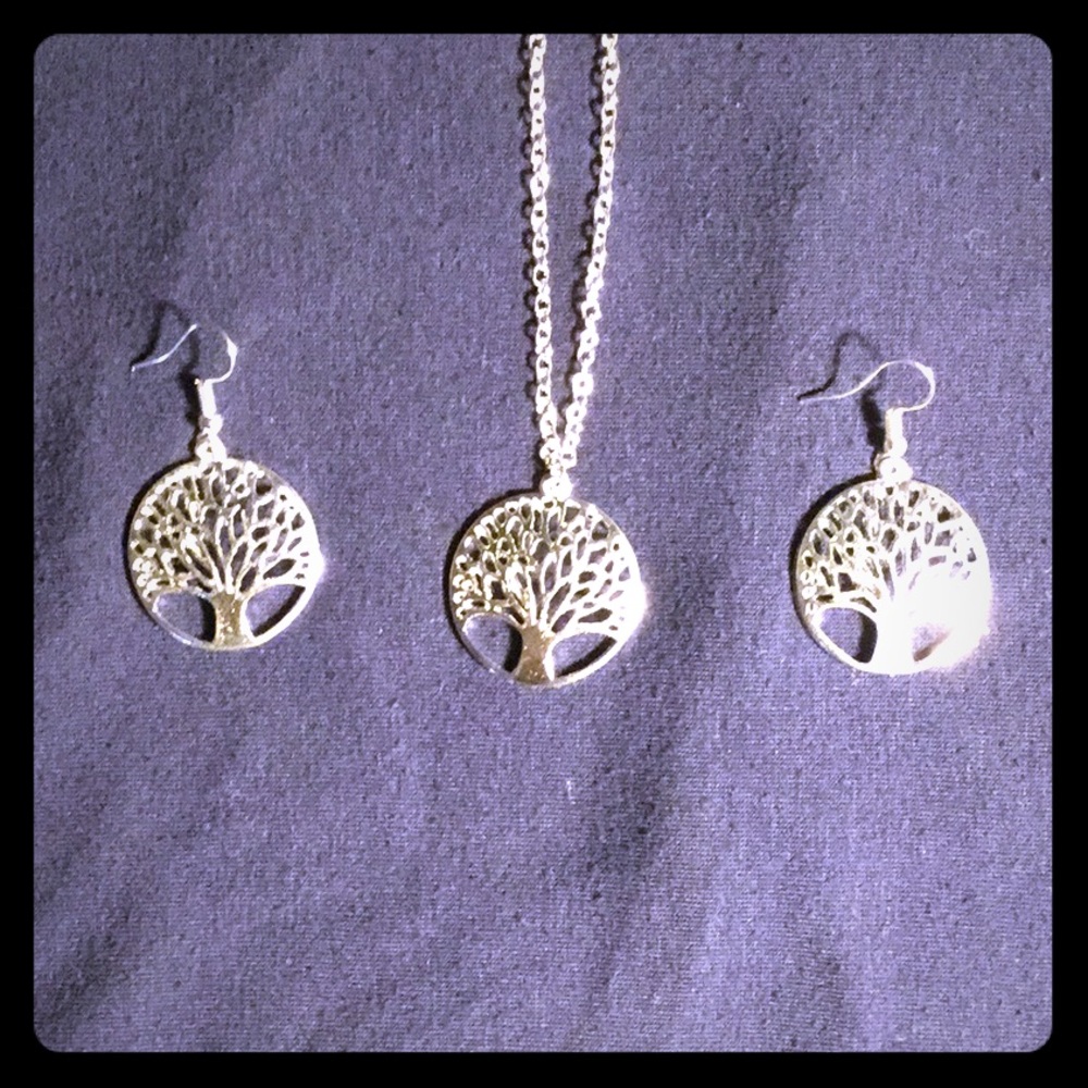 Silver tone necklace and earring set